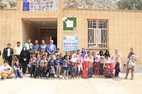 توزیع لوازم‌التحریر بین دانش‌آموزان عشایری خوزستان توسط خیرین