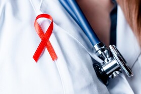 پزشکی که بیمار HIV مثبت را نمی‌پذیرد، بی‌سواد است 