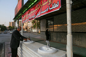 مسجد جواد الائمه پادادشهر برای تشویق ساکنین به رعایت بهداشت فردی در خیابان شیرهای آب نصب کرده است.