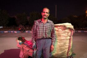 از مردی که در محله فولادشهر مشغول به جمع آوری ضایعات بود پرسیدیم از کرونا نمیترسی؟ چرا در خانه نماندی؟ گفت: بخدا از مشکلات زیاده، سه ماهه درست کار نکردم و پول زیادی ندارم. الان هم تو این وضعیت، خیلی بد شده کار ما، همه جا بستهس چیکار کنم؟ برم دزدی خوبه؟