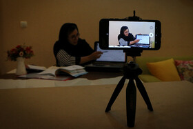 خانم حاتمی نژاد معلم درس علوم و مطالعات یکی از مدارس شهرستان اهواز است. او در روزهای قرنطینه فیلمهای آموزشی ضبط و برای دانش آموزان خود ارسال میکند تا آنها بتوانند این آموزشها را از طریق فضای مجازی دنبال کنند.