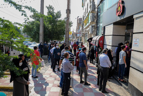 ازدحام جمعیت مقابل بانک‌ها در روزهای کرونایی اهواز
