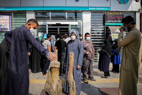 ازدحام جمعیت مقابل  بانکها در روزهای کرونایی اهواز