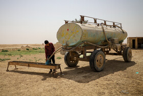 اهالی روستای "عویفی" بخش غیزانیه، آب مصرفی خود را با تانکر خریداری می کنند.