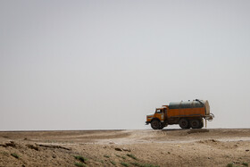 اهالی روستای "عویفی" بخش غیزانیه، آب مصرفی خود را با تانکر خریداری می کنند.