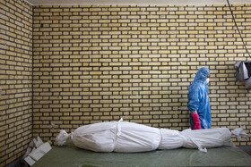 انتقال پیکر یکی از قربانیان کرونا در دزفول به آرامستان باغ رحمت  دزفول برای انجام غسل.