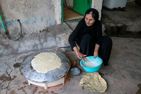 شاه زینب خدری ۵۵ساله، ساکن روستای تلخاب در حاشیه شهر مسجدسلیمان است. او یک نوع نان محلی به اسم توچیری را پخت میکند‌‌. این نان از آرد، آب، روغن و شکر تهیه می‌شود.