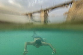 تفریحگاه ساحلی دز یکی از پارکهای ساحلی پرطرفدار استان خوزستان است. این تفریحگاه در پایین دست سد تنظیمی دز و شمال شهر دزفول واقع شده است. استان خوزستان در حال حاضر به لحاظ شیوع ویروس کرونا در وضعیت قرمز قرار دارد اما این تفریحات همچنان ادامه دارد.