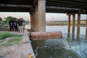 بر اساس گفته مسئولان، از ۲۳ نقطه ۱۷۰ لوله فاضلاب به این رودخانه تخلیه می‌شود. همچنین تخلیه پساب‌های نیشکر و دیگر فاضلاب‌ها، موجب ورود و افزایش برخی املاح شیمیایی در کارون شده است؛ که افزایش رشد نیزارها را در این رودخانه به دنبال داشته است.