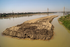 با کم شدن آب در برخی نقاط کارون جزیرههای کوچک و بزرگ بوجود آمده است. کارون روزگاری یکی از پر آب ترین رودهای کشور بود.