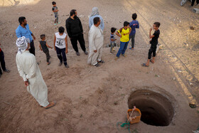 به دلیل جنس خاک این منطقه و عمق کم چاهها، اکثر چاها حفر شده پس از مدتی نشست می کنند.
