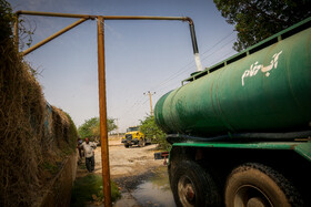 در حال حاضر روزانه حدود 37 تانکر کار آبرسانی به روستاهایی که درگیر مشکلات آبی هستند را به عهده دارند و آب را به این مناطق می رسانند.