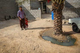 منازلی که در انتهای روستای غیزانیه بزرگ قرار دارند، به علت افت فشار آب، از داشتن آب پایدار بی بهره هستند.