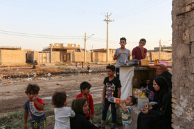 نه فقط کودکان که زندگی تمام اهل محل در سایه فاضلاب های رو باز میگذرد. تحمل تکرار وعده های عصرانه در جوار بوی فاضلاب و زباله این شرایط را برای بزرگسالان هم عادی کرده است.