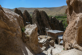 روستای کندوان منطقه ای ییلاقی از رشته کوه های سهند است که معماری طبیعی وخاص آن موجب شهرت جهانی شده است.