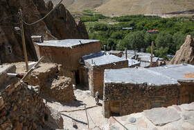 روستای کندوان منطقه ای ییلاقی از رشته کوه های سهند است که معماری طبیعی وخاص آن موجب شهرت جهانی شده است.