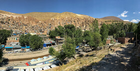 روستای کندوان منطقه ای ییلاقی از رشته کوه های سهند است که معماری طبیعی وخاص آن موجب شهرت جهانی شده است.