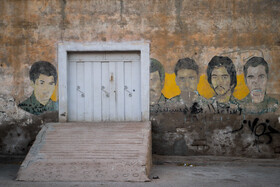 بر روی دیوارهای بسیاری از کوچه ها تصاویر شهدای دوران دفاع مقدس به چشم می خورد.