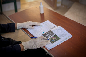 معلمان این روستا بصورت روزانه در مدرسه حاضر میشوند و به دانش آموزانی که بصورت حضوری به مدرسه مراجعه میکند آموزش میدهند.