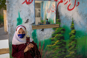 به گفته منصور حمیدی معلم مدرسه، تدریس را به صورت حضوری و تک نفره انجام می دهم و گاهی به دانش آموزان در فضای خارج از کلاس تدریس می کنم در برخی مواقع هم به دلیل ضرورت استفاده از تخته، تدریس در کلاس انجام می شود.