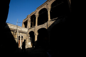 در مرکز شهر اهواز و خیابان عبدالحمید خانههای متعددی از دورههای قاجار و پهلوی وجود دارد که سرای دادرس یا کاروانسرای شیخ خزعل نیز یکی از این بناهای تاریخی به جا مانده از دوره قاجار است