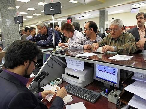 چرا در روزهای کرونایی بانک‌ها شلوغ هستند؟