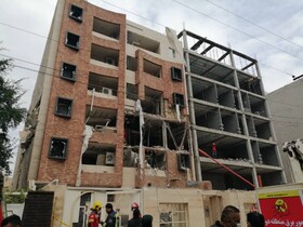 ۱۲ مصدوم در انفجار گاز در اهواز / ادامه عملیات جستجو با استفاده از سگ‌های زنده‌یاب