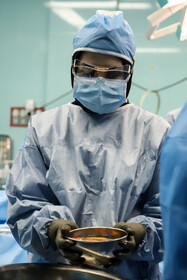 قلب به اتاق عمل انتقال داده شده و عمل پیوند انجام شده می‌شود.