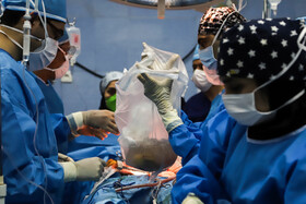  قلب پس از جدا شدن از بدن اهدا کننده به اتاق عمل دیگری برای عمل پیوند انتقال داده می‌شود.