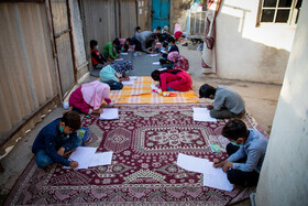 این معلم در حال حاضر 25 کودک کار را شناسایی کرده و به آنها آموزش میدهد.