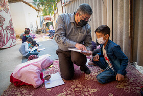 به گفته این معلم، کودکان افغانستانی و پاکستانی به دلیل اینکه برگ سبز اقامت ندارند، نتوانستهاند در مدارس دولتی ثبتنام کنند.