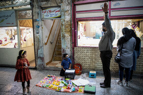 به گفته این معلم، کودکان افغانستانی و پاکستانی به دلیل اینکه برگ سبز اقامت ندارند، نتوانستهاند در مدارس دولتی ثبتنام کنند.