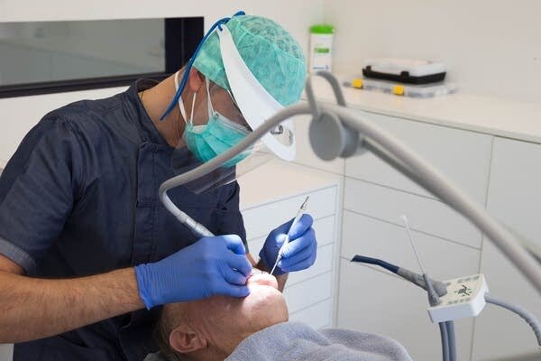 خدمات غیرضروری دندان‌پزشکی را در دوران کرونا متوقف کنید