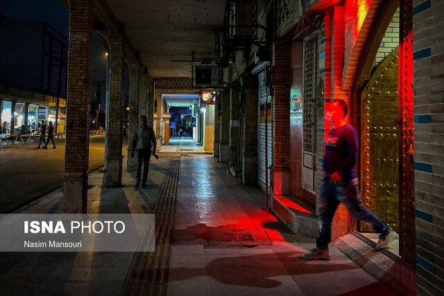 عکس از آرشیو این شهر کوچک بین نارنجی و قرمز گرفتار است