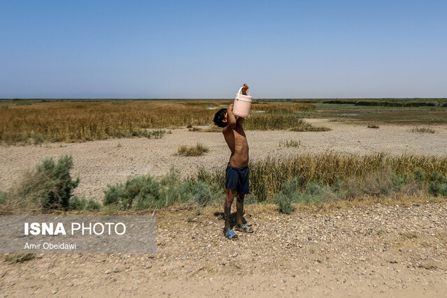 بحران کم آبی در تالاب هورالعظیم صف مردم خوزستان برای خرید آب / اتفاقات هورالعظیم از فجایع زیست محیطی است