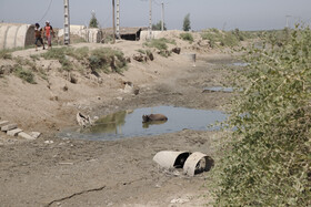 آبی که برای رودخانه رهاسازی شد به صورت موجی بود و با دبی حدود ۱۰۰ متر مکعب در ثانیه از سد کرخه رهاسازی شد که این رهاسازی ششم تیرماه انجام شد و طی پنج روز به ابتدای تالاب رسید اما حدود چهار روز بعد از جریان، آب رودخانه قطع شد.