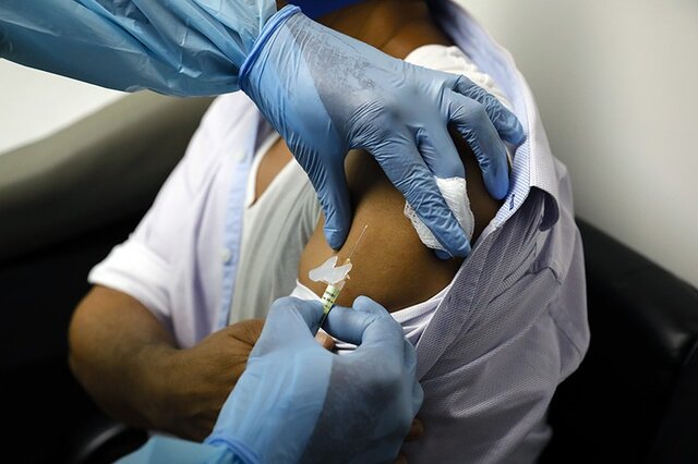 ادامه واکسیناسیون معلمان اهواز تا یک هفته آینده