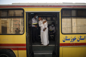 با توجه به مشارکت پایینتر شهروندان برخی مناطق از جمله مناطق حاشیه شهر اهواز در انجام واکسیناسیون کرونا، با اعزام اتوبوس آمبولانس و اکیپهای بهداشتی و مشاورهای کار واکسیناسیون به صورت سیار در برخی مناطق حاشیهای اهواز آغاز شده است. سه شنبه (۹ شهریورماه) اتوبوس آمبولانس واکسیناسیون کرونا در مرکز جامع خدمات سلامت شهری شماره ۱۷ کوی سیاحی با حضور در غرب اهواز اقدام به واکسیناسیون شهروندان کردند.