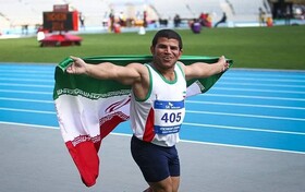 سجده بیت‌سیاح بر پرچم ایران پس از کسب مدال نقره پارادوومیدانی جهان