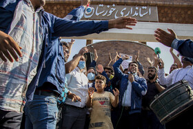 جمعی از کارگران نیشکر هفتتپه در مقابل استانداری خوزستان در اهواز تجمع کردند و خواهان رسیدگی به مطالبات خود شدند. به گفته فرماندار شوش، کارگران نیشکر هفتتپه سه ماه حقوق معوق دارند که باید به آنها پرداخت شود و پیگیریها برای پرداخت حقوق معوق کارگران ادامه دارد. علاوه بر پرداخت حقوق، بحث تعیین تکلیف واگذاری شرکت نیشکر یکی دیگر از خواستههای کارگران این شرکت است که در تجمعات آنها مطرح میشود.