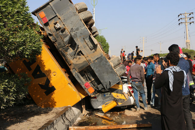 عکس از آتش نشانی اهواز واژگونی جرثقیل روی خودروی تیبا در اهواز