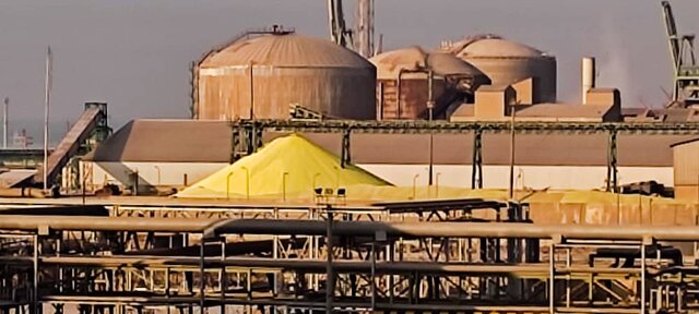 انبار روباز گوگرد در شرکت پتروشیمی رازی در ماهشهر دفاع پتروشیمی رازی از انبارهای روباز "گوگرد" در ماهشهر