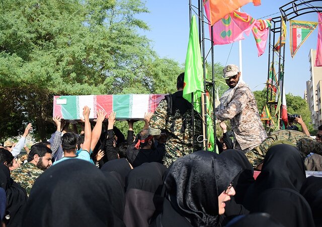 پیکرهای پنج شهید دفاع مقدس وارد اهواز شدند