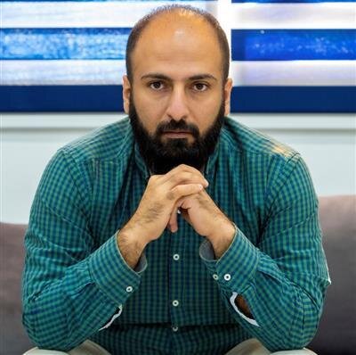 نمایش جدید مجتبی رستمی‌فر روی صحنه است