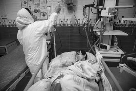 زهرا پس از تنگی نفس شدید - به دلیل درگیری ریه‌ها به سرطان - در بیمارستان بستری شده است و وضعیت جسمانی خوبی ندارد.