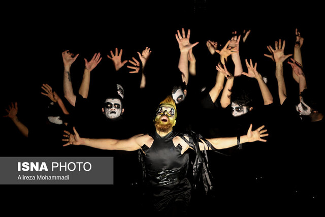 عکس تزیینی است/ نمایش «مرثیهای بر قتل ژولیوس سزار و چند مرغ از سیمرغ با خبر یک قتل هولناک چگونه برخورد کنیم؟