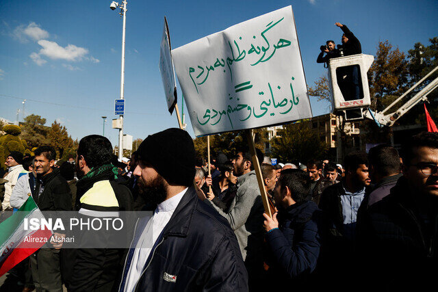 مردم برای تحقق انقلاب اسلامی از حق خود گذشتند