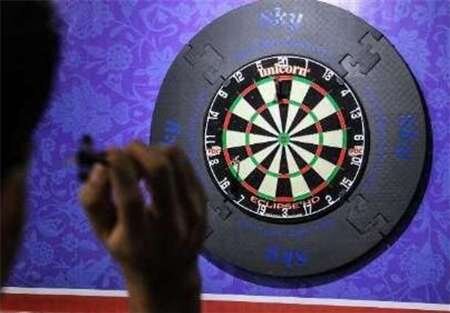 عکس تزئینی است نایب قهرمانی مسابقات جهانی دارت، در دست بانوی زنجانی