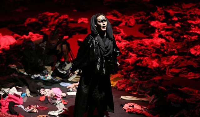 درخشش نمایش «مرثیه‌ای بر قتل ژولیوس سزار و چند مرغ از سیمرغ» در جشنواره تئاتر فجر