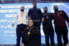 حضور مادر امیر قاسمی‌منجزی پای سکوی قهرمانی در کشتی فرنگی جام تختی